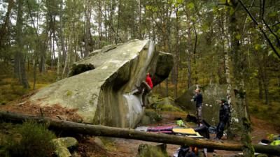 32@Fontainebleau (Franchard Sablons Ouest) Rainbow Rocket 8a Vivi Monteiro.jpg