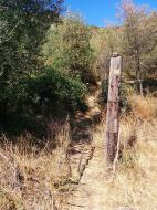 Après avoir passé une barrière, emprunter ce chemin. / Le Rimbau