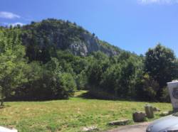 La falaise, bien visible depuis le parking. / Mont Baret