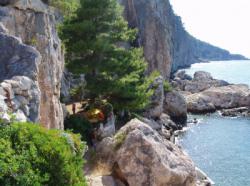 Description...La falaise. / Šuplja Stina (Cliffbase)