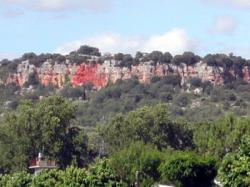 Vue de la falaise depuis Bédarieux / Le Roc Rouge