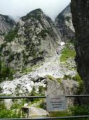 La barrière et le panneau signalant  l éboulement parti du haut du canyon. / Grimselpass (Elfe)