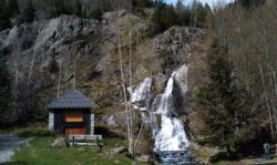 Arrivée sur siteA gauche premières voies de grimpe, à droite de la cascade départ via ferrata pour accès à d'autres voies de grimpe. / La Cascade (Isère)