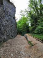 Vue de la falaise, du pied des voies et du parking au fond. / Porcieu