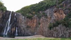 Vue générale du site avec la cascade Niagara et une partie des voies sur la droite / Cascade Niagara