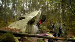 Nils Favre  dans Rainbow Rocket 8a photo: Vivi Monteiro / Fontainebleau (Franchard Sablons Ouest)